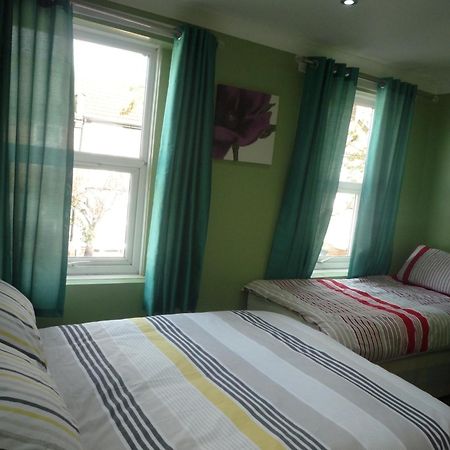 Three Bedroom House Lancaster Road Londen Buitenkant foto