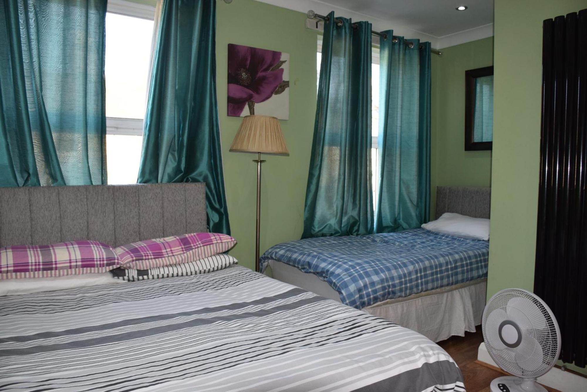 Three Bedroom House Lancaster Road Londen Buitenkant foto